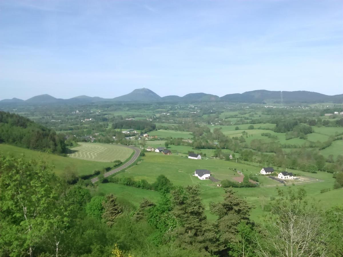 Coquelicot, Entre Volcans D Auvergne Et Sancy, Orcival. Eksteriør billede